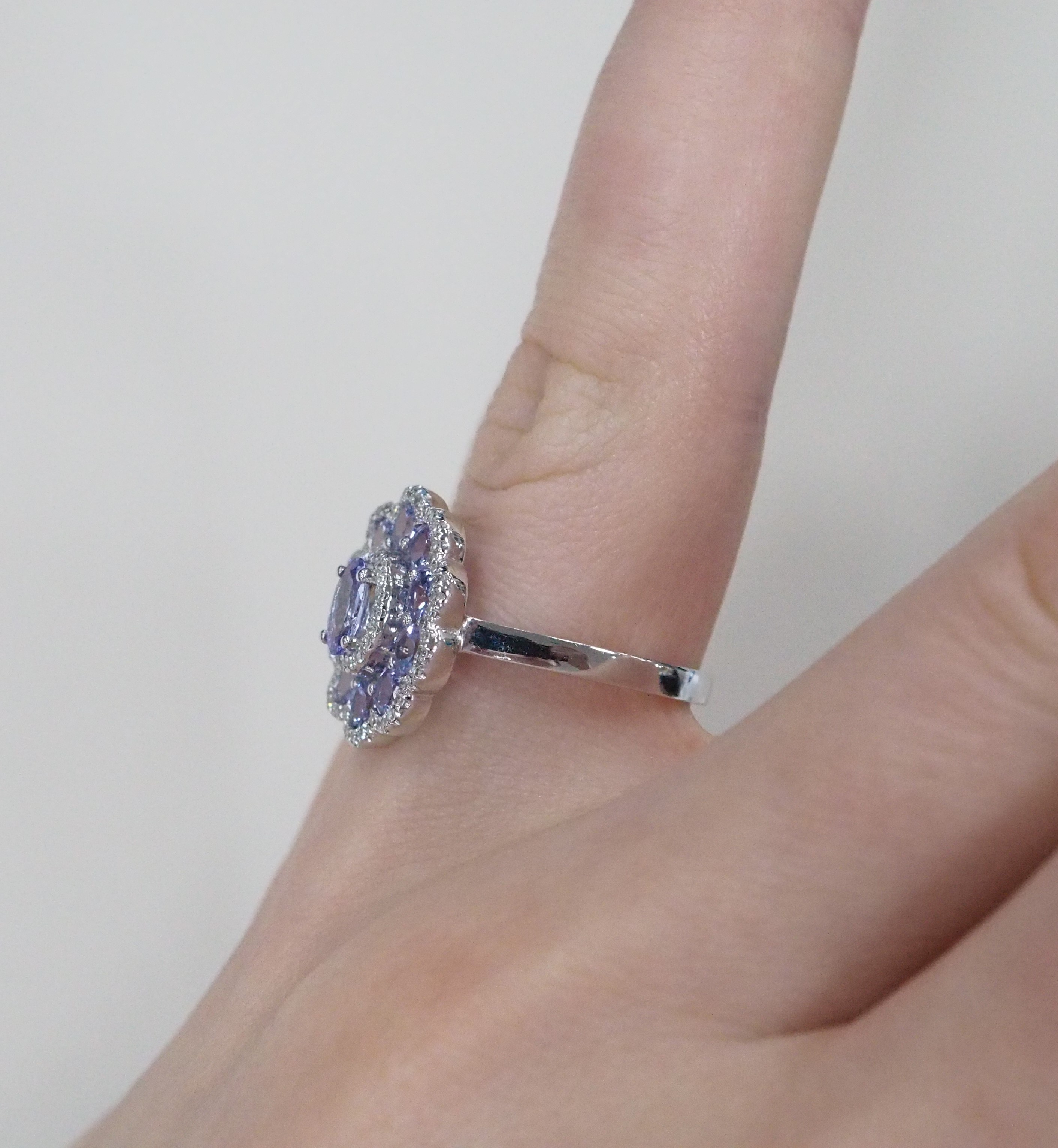 Кольцо из белого золота с танзанитами